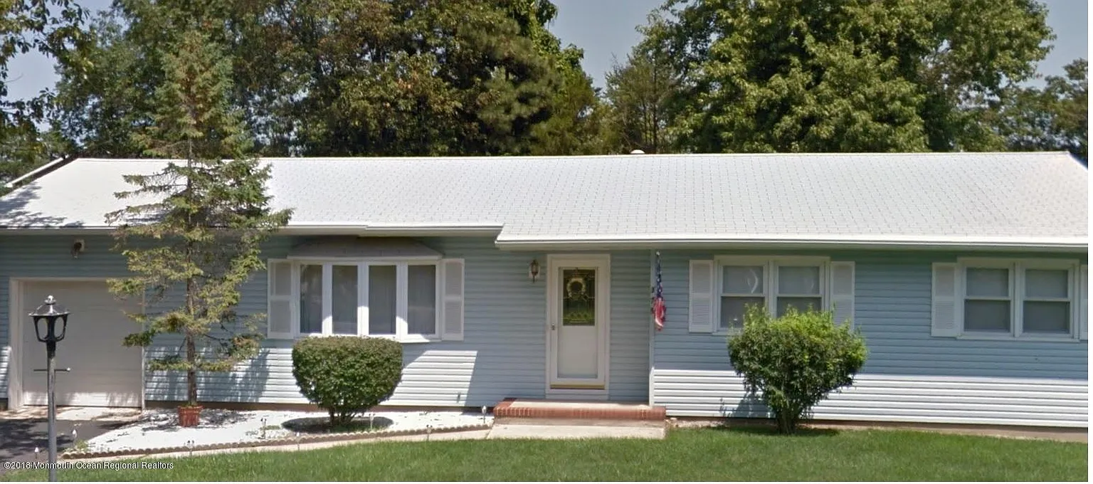 379 Essex Dr photo 1