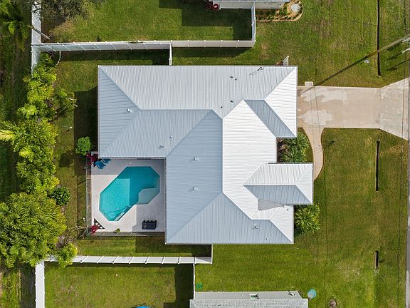 3rd image of 1181 SW Ackard Avenue