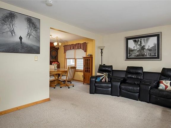 4th image of 434 Taunton Pl