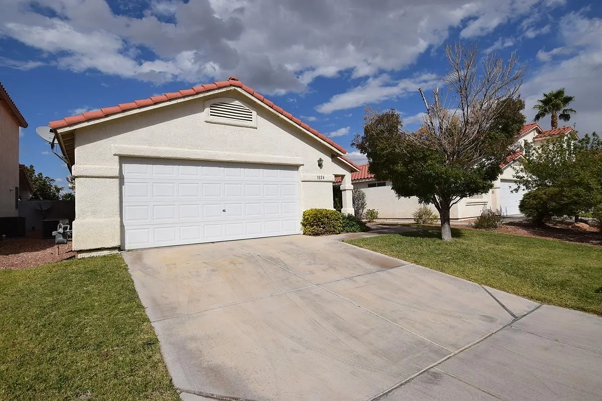 Beautiful Single Story Three Bedroom Home! — Photo 2