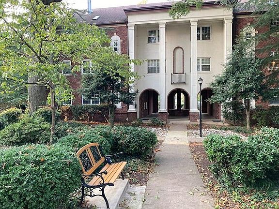 Campus-like setting in N Arlington