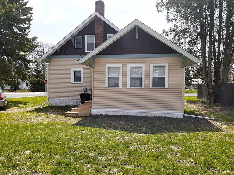 302 Main St W — Photo 2