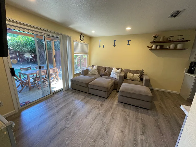 9425 Village Tree Dr — Photo 14