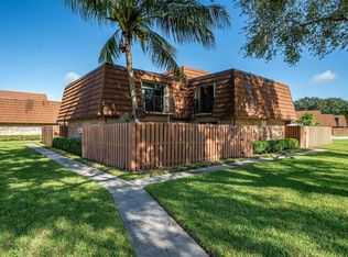 2551 Lakeview Ct, Hollywood, FL 33026