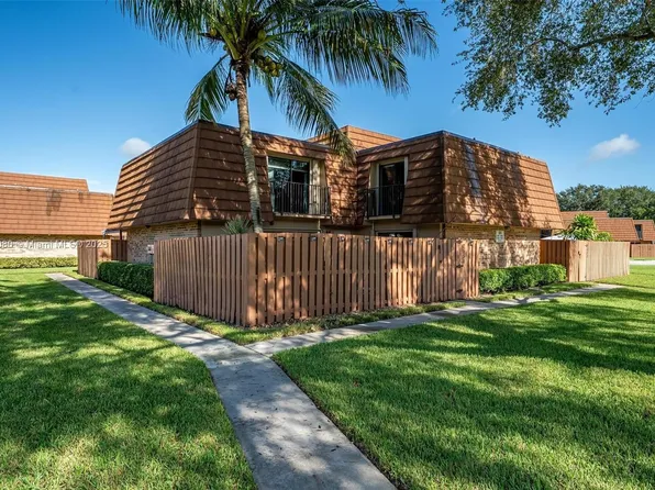 2551 Lakeview Ct, Hollywood, FL 33026