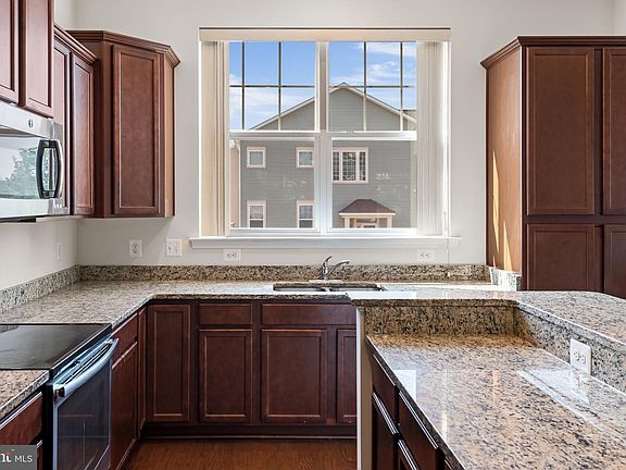 5th image of 245 Cobble Stone Dr