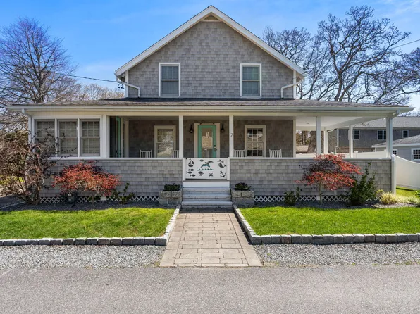 7 Hawthorne Court, Falmouth, MA 02540