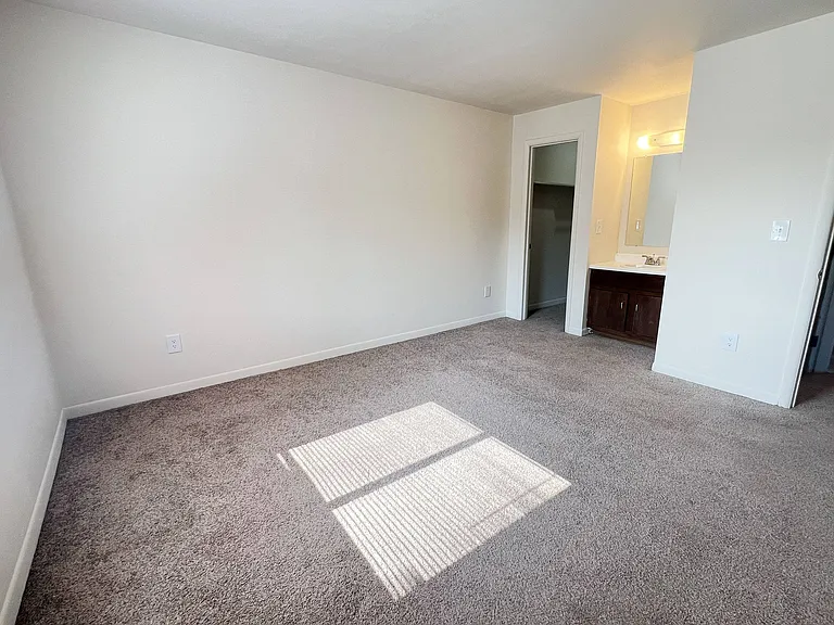 Four Worlds Apartments — Photo 48