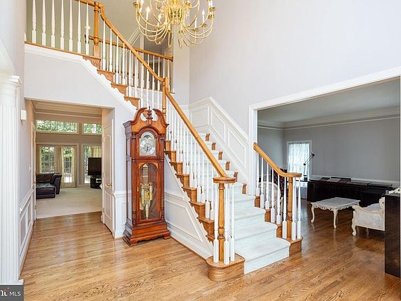 4th image of 6400 Burke Woods Dr