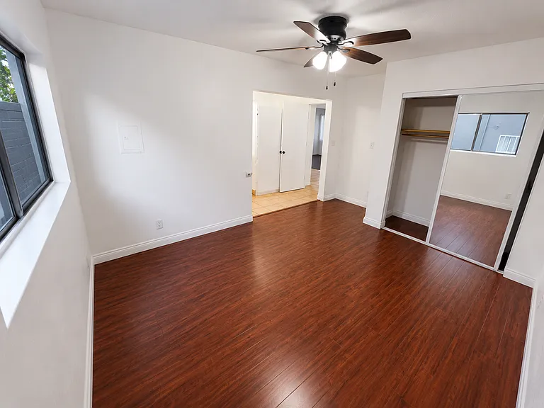 Hollyking Apartments — Photo 22