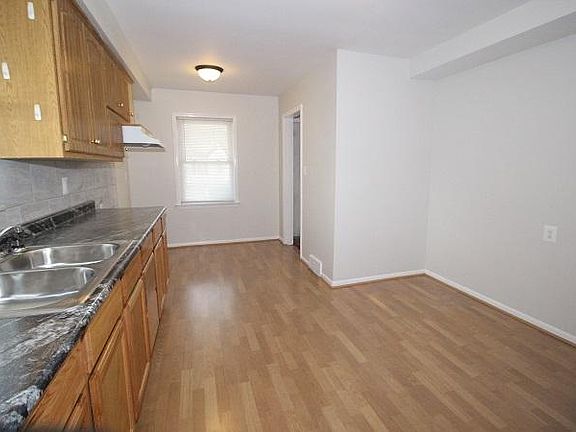 3rd image of 22423 Lambrecht Ave