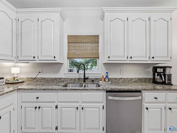 3rd image of 618 Colonial Ave