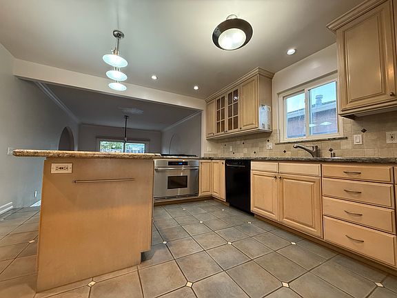 5th image of 738 Niantic Dr