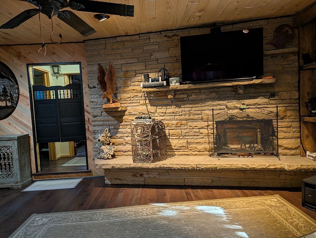 2010 Flora Ct