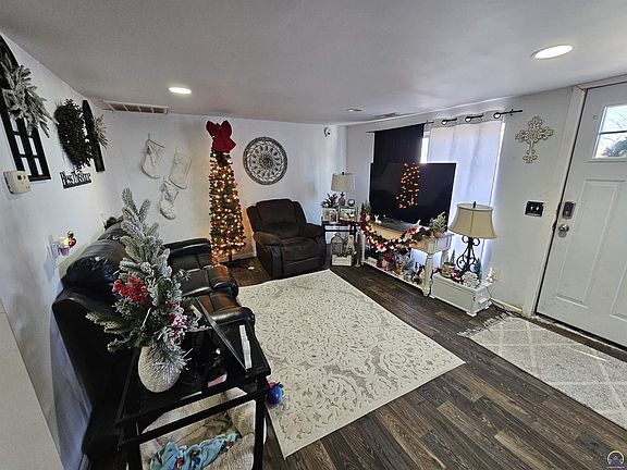 4th image of 811 Watson St