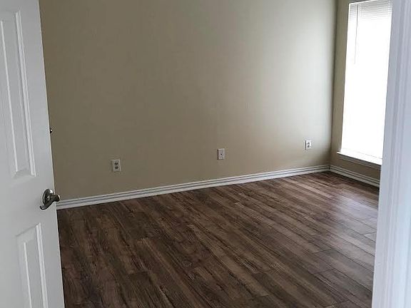 3rd image of 2220 Wren Ln