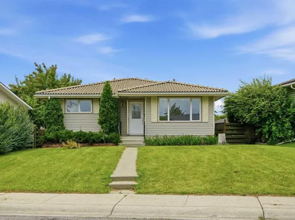 52 NE Penedo Pl SE, Calgary, AB T2A 3N8