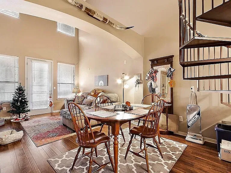 3 bed, 1270 sqft, $2,350 — Photo 2