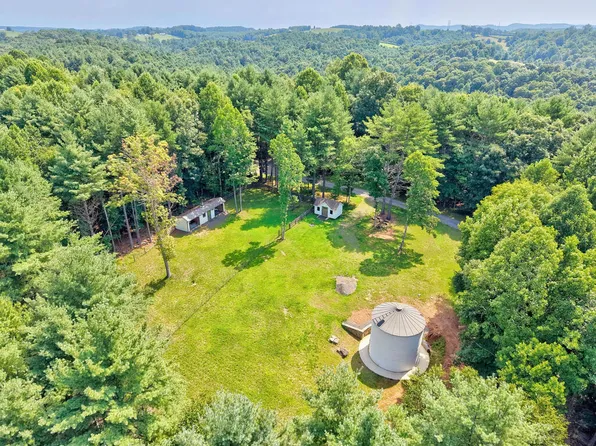 596 Pinecrest Dr, Galax, VA 24333