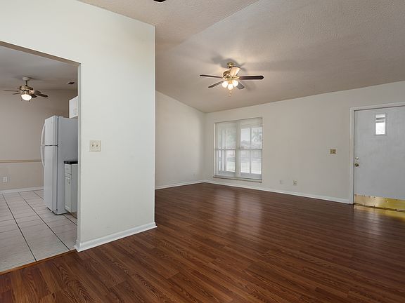 5th image of 830 Friendly St