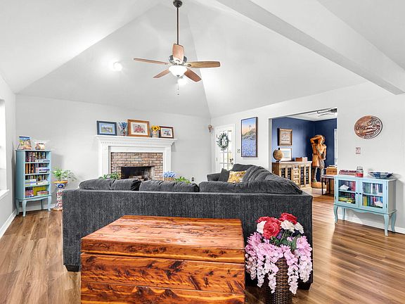 3rd image of 402 Northampton Cir