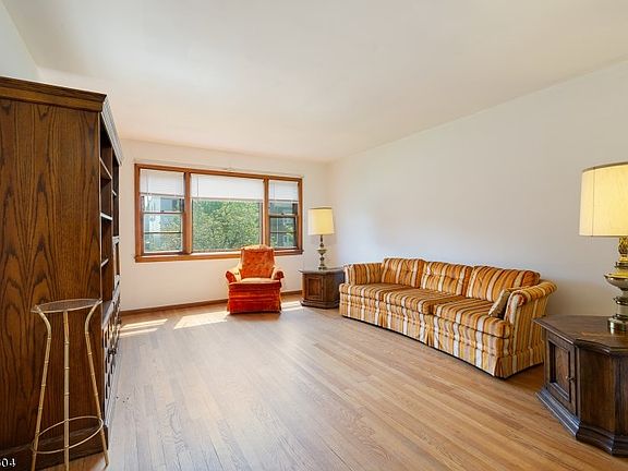5th image of 31 Cedar Hill Ave
