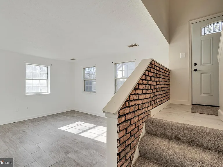 1015 Copperfield Ct — Photo 2