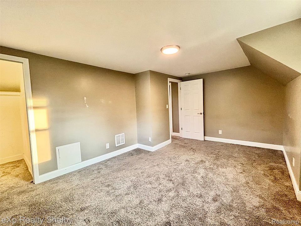 385 S Marshall St, photo 18
