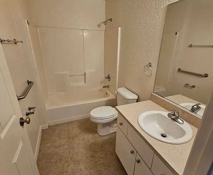 531 NE 28th Ave #100 — Photo 9