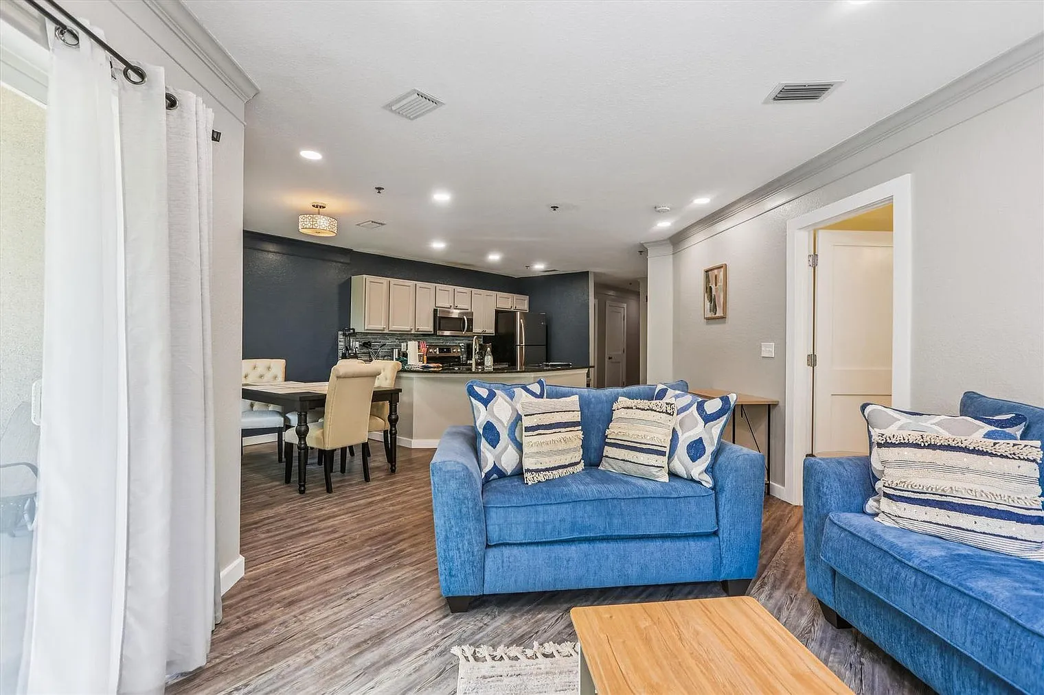 2 bed, 2.0 bath, 904 sqft, $2,736 — Photo 4