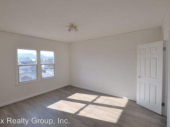 3rd image of 560 Easton Ave