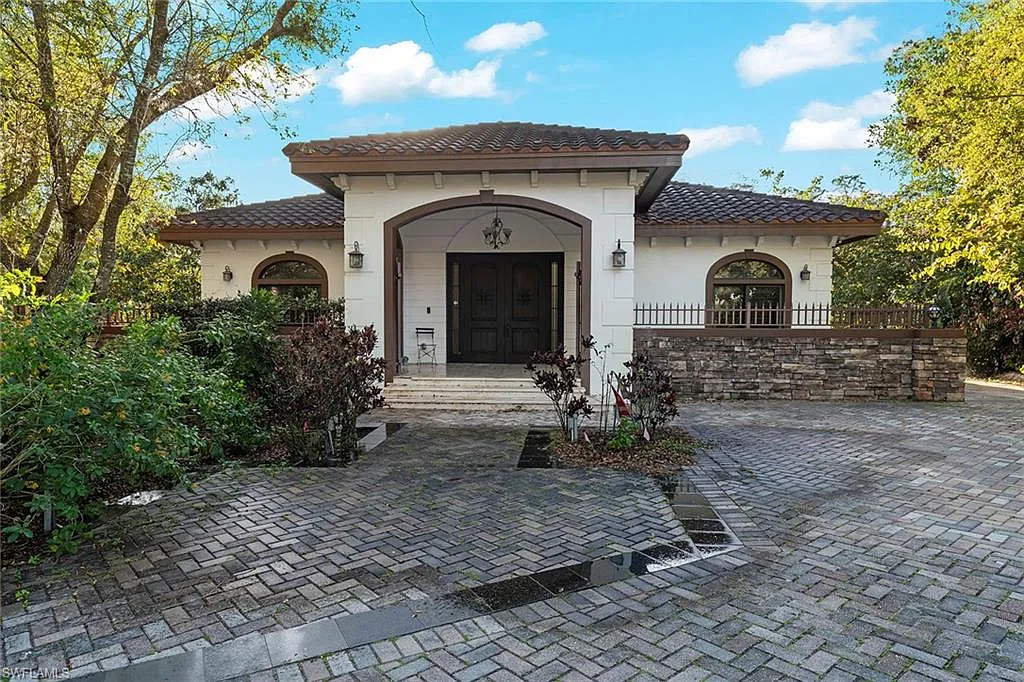 6 bed, 5.5 bath, 5400 sqft, $10,000 — Photo 1