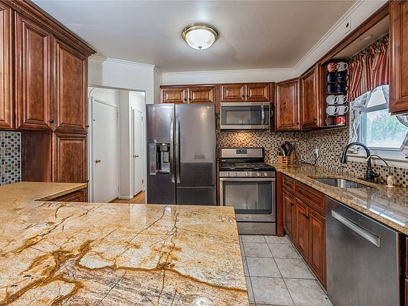 4th image of 108 Rossiter Ave