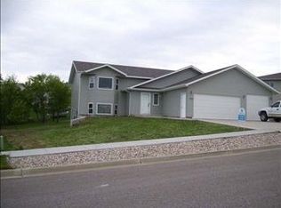 1721 Dakota Dr SW, Minot, ND 58701
