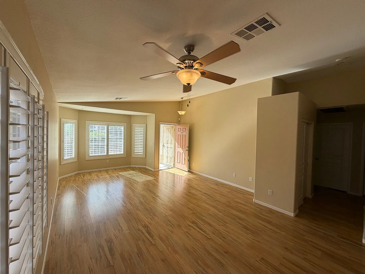 Spacious Single-Story 3-Bedroom Home with Vaulted Ceilings & Covered Patio — Photo 3