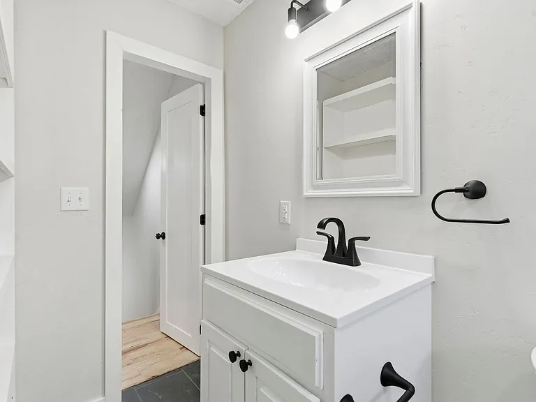 2831 E University St — Photo 20