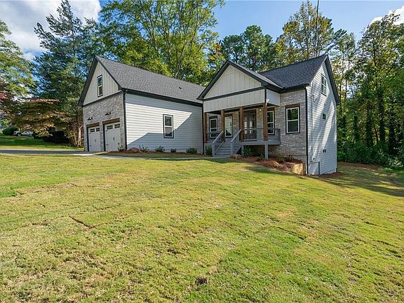 3rd image of 646 Shannon Dr NE