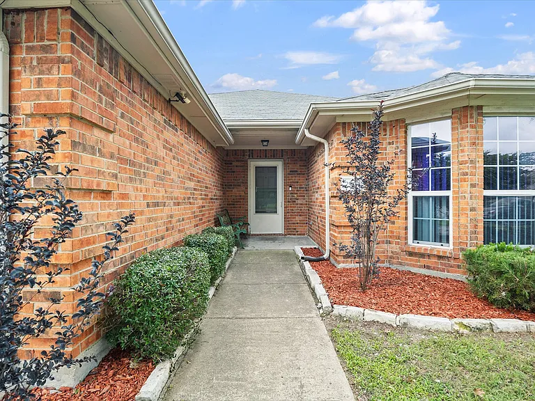 2701 Redwood St — Photo 3