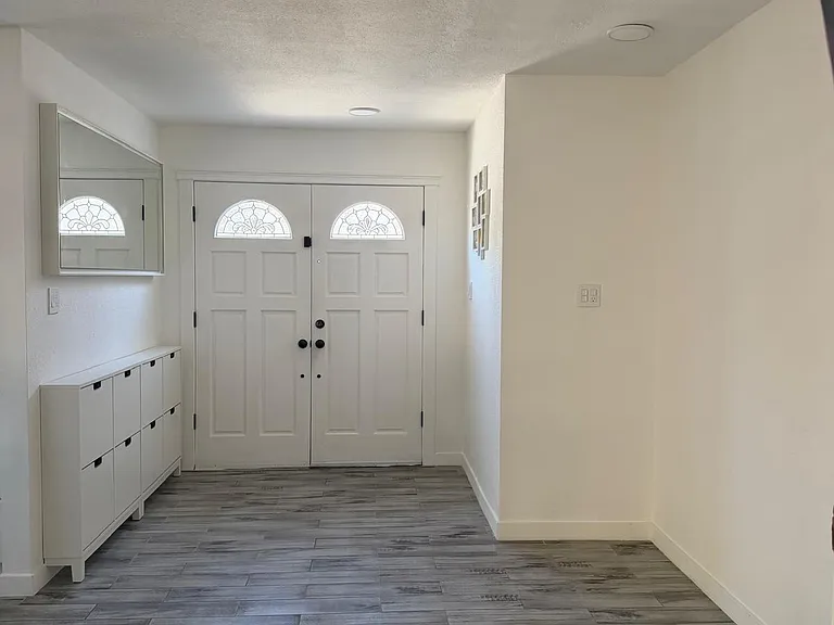 22118 Saticoy St — Photo 4