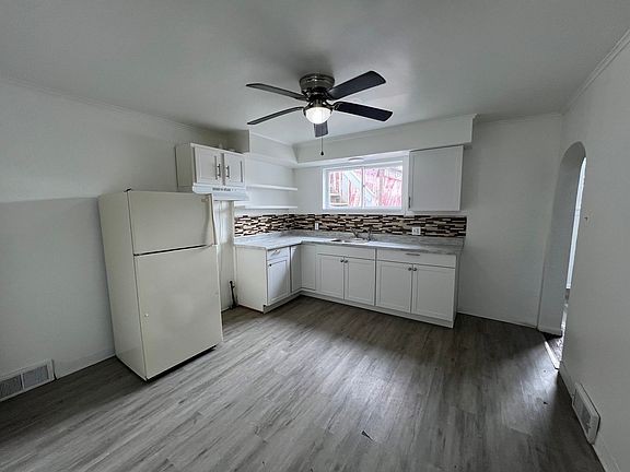 3rd image of 208-210 McClure St #0