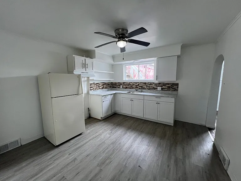 208-210 McClure St — Photo 3
