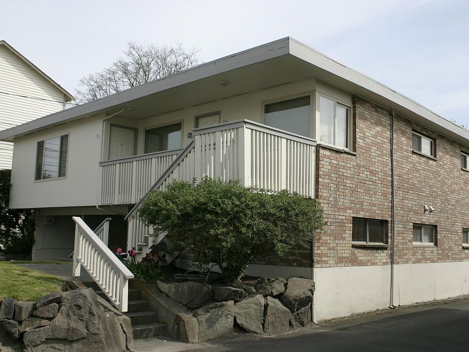 Large apartment in well maintained Triplex!