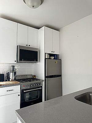 3rd image of 383 Bleecker St #5B