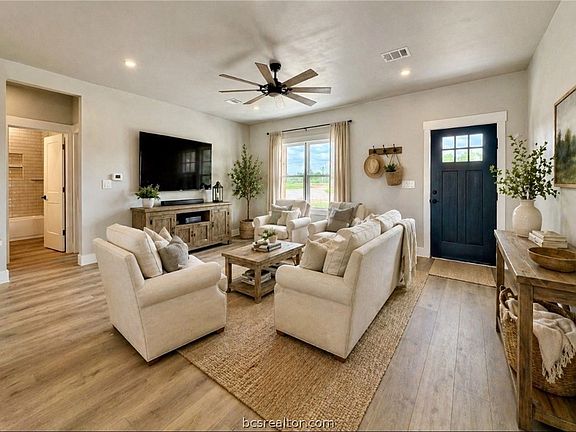 4th image of 1446 County Road 215