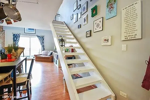 2828 N Burling St #401 Photo 1