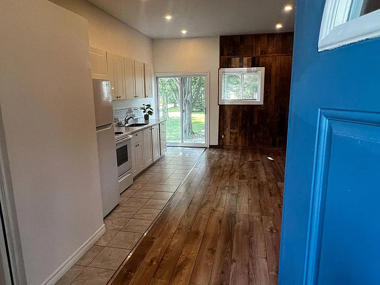 16632 York Durham Line N #GARAGE — Photo 3