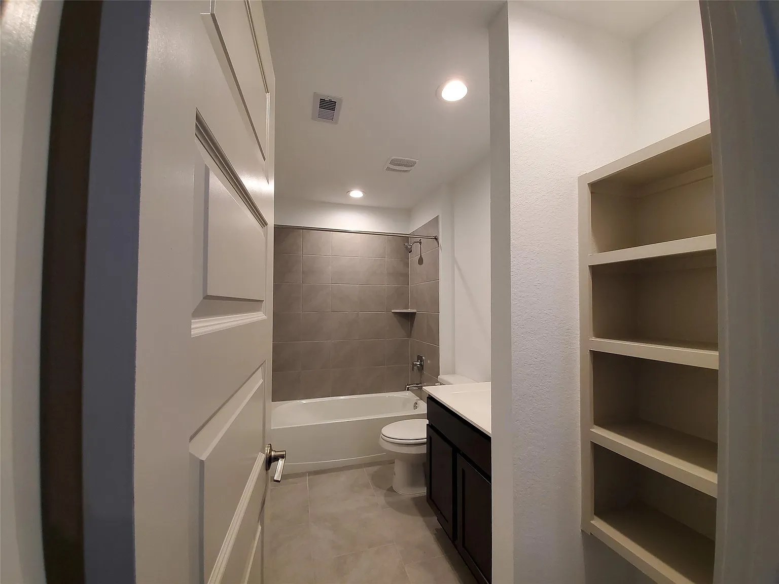 4 bed, 2.0 bath, 2032 sqft, $2,200 — Photo 4