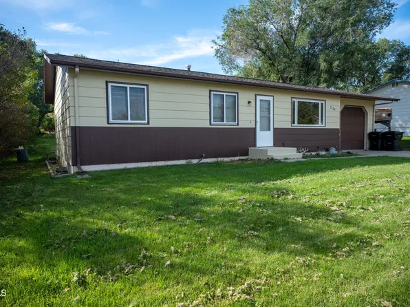 2134 Coulee Dr N, Mandan, ND 58554