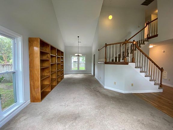 4th image of 129 Essex Dr
