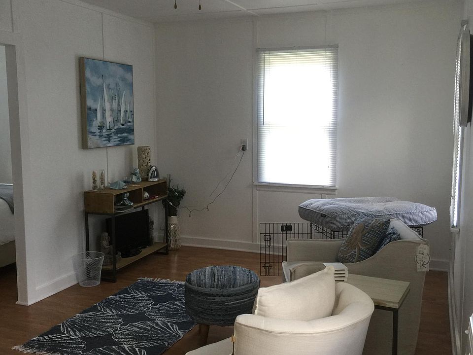 1st image of 1933 N Fairfield Ave APT 1R